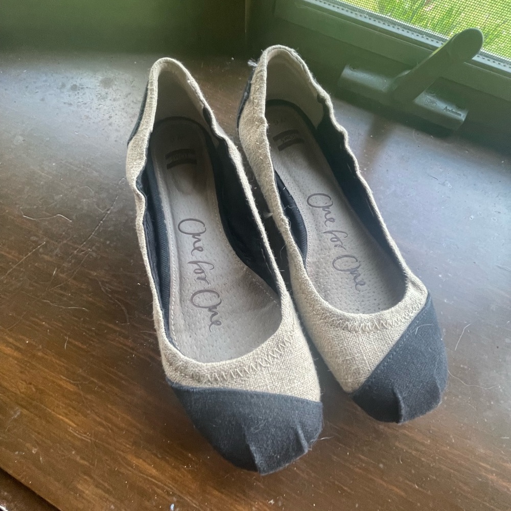 Toms khaki & black flats
